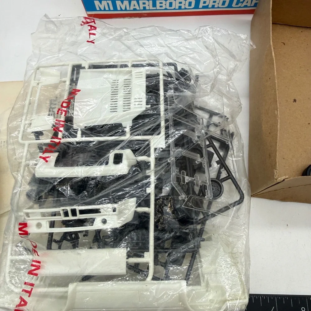 ERTL ESCI BMW M1 Marlboro Pro Car 1/24 Scale Model Kit 3011 Niki Lauda Italy